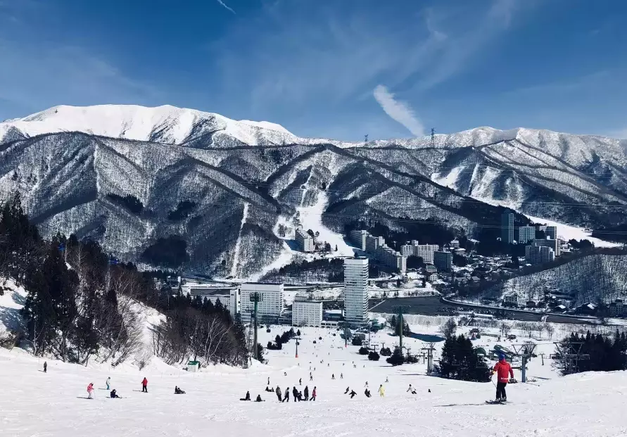 skiing in Japan