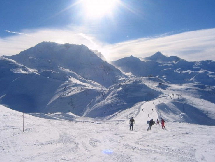 Is Les 3 Vallées the largest ski resort in the world?