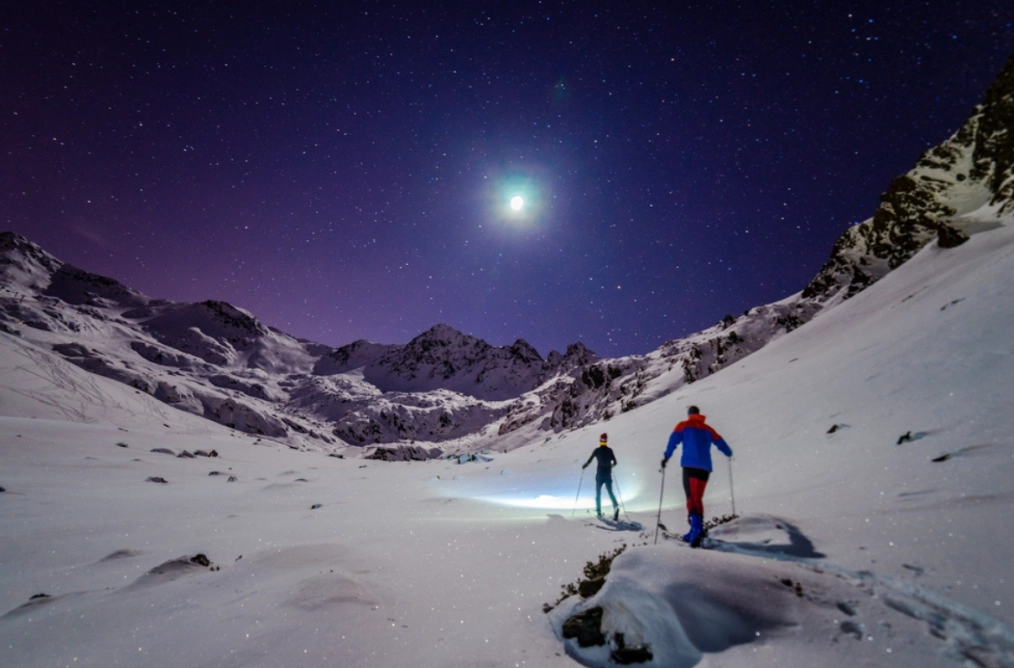 Guide to Night Skiing Destinations and Safety Tips